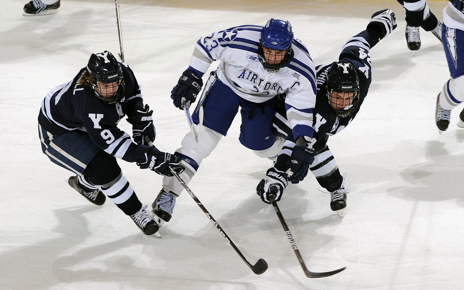 “英超激战正酣，豪门争夺日益激烈”，英超超级豪门
